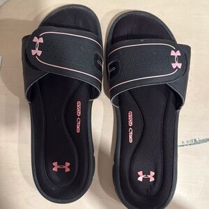 Women’s Under Armour Black and Pale Pink Foam Slides
Worn but Good condition